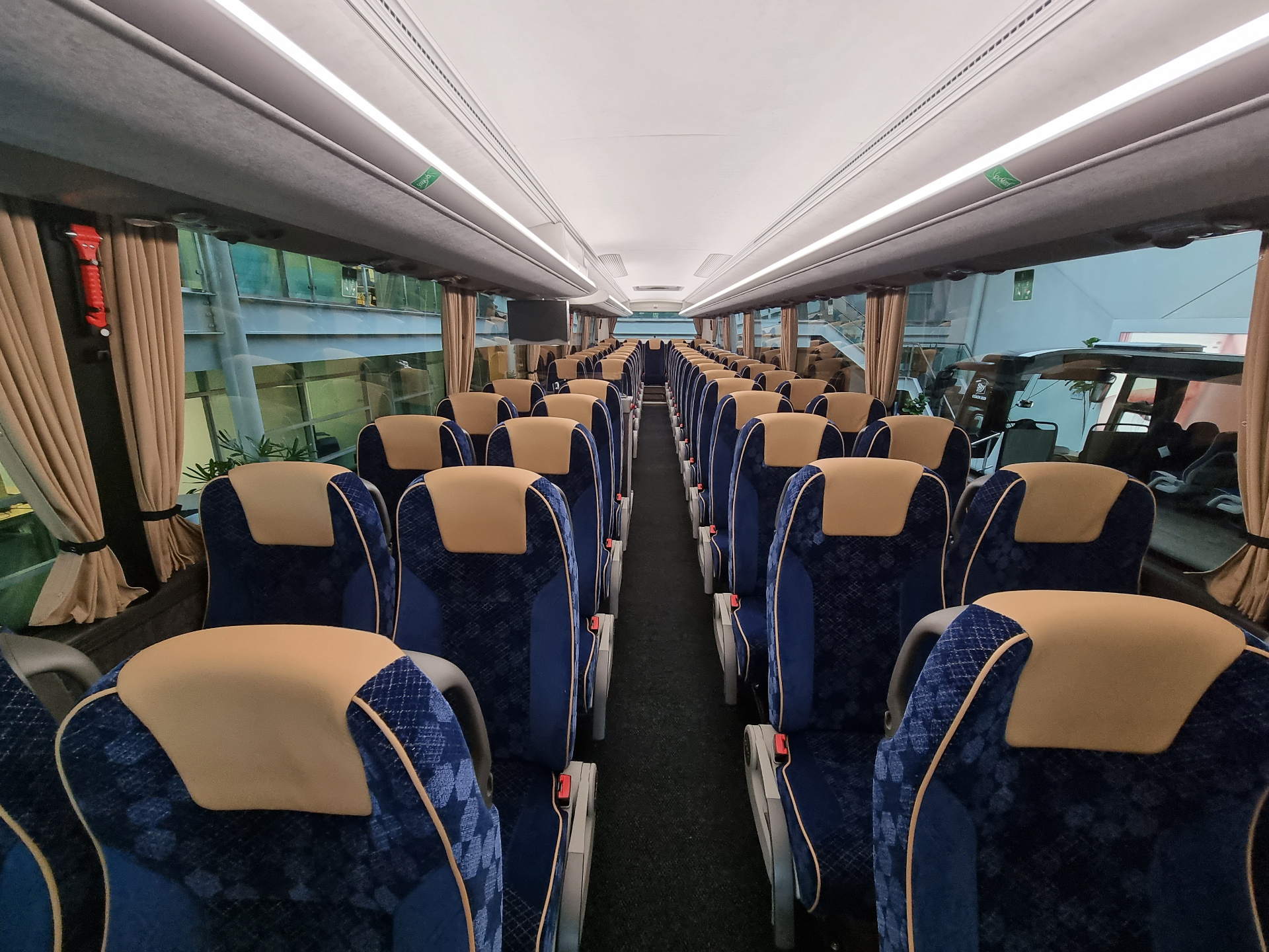 VDL Futura interieur — blauw/beige stoelen