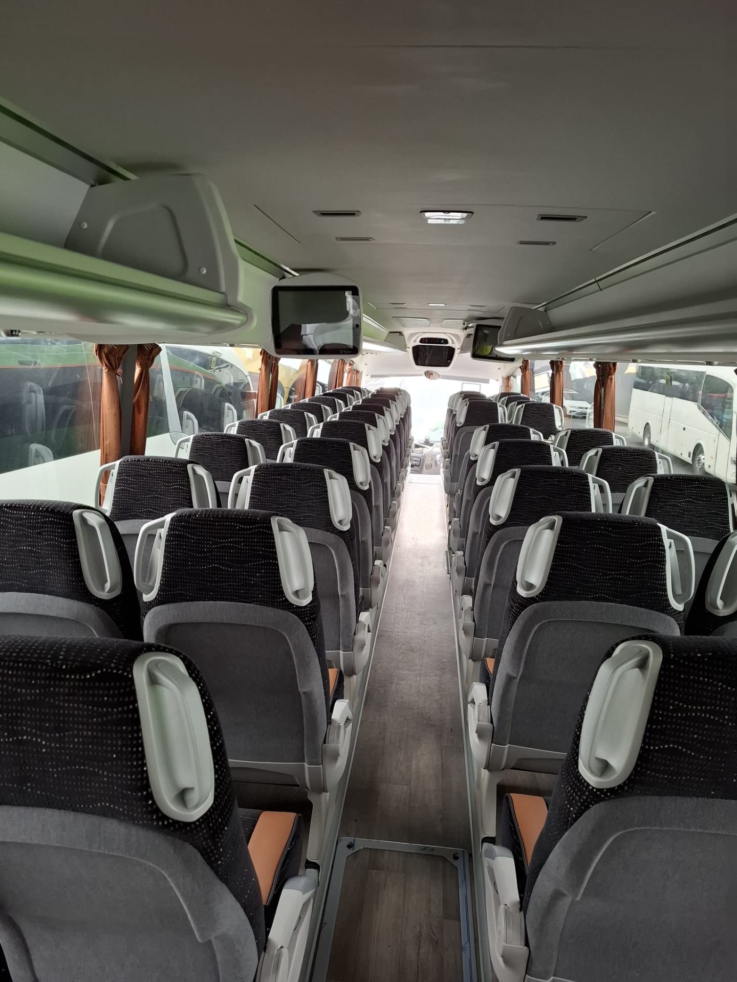 Interieur met schermen en bagagerek