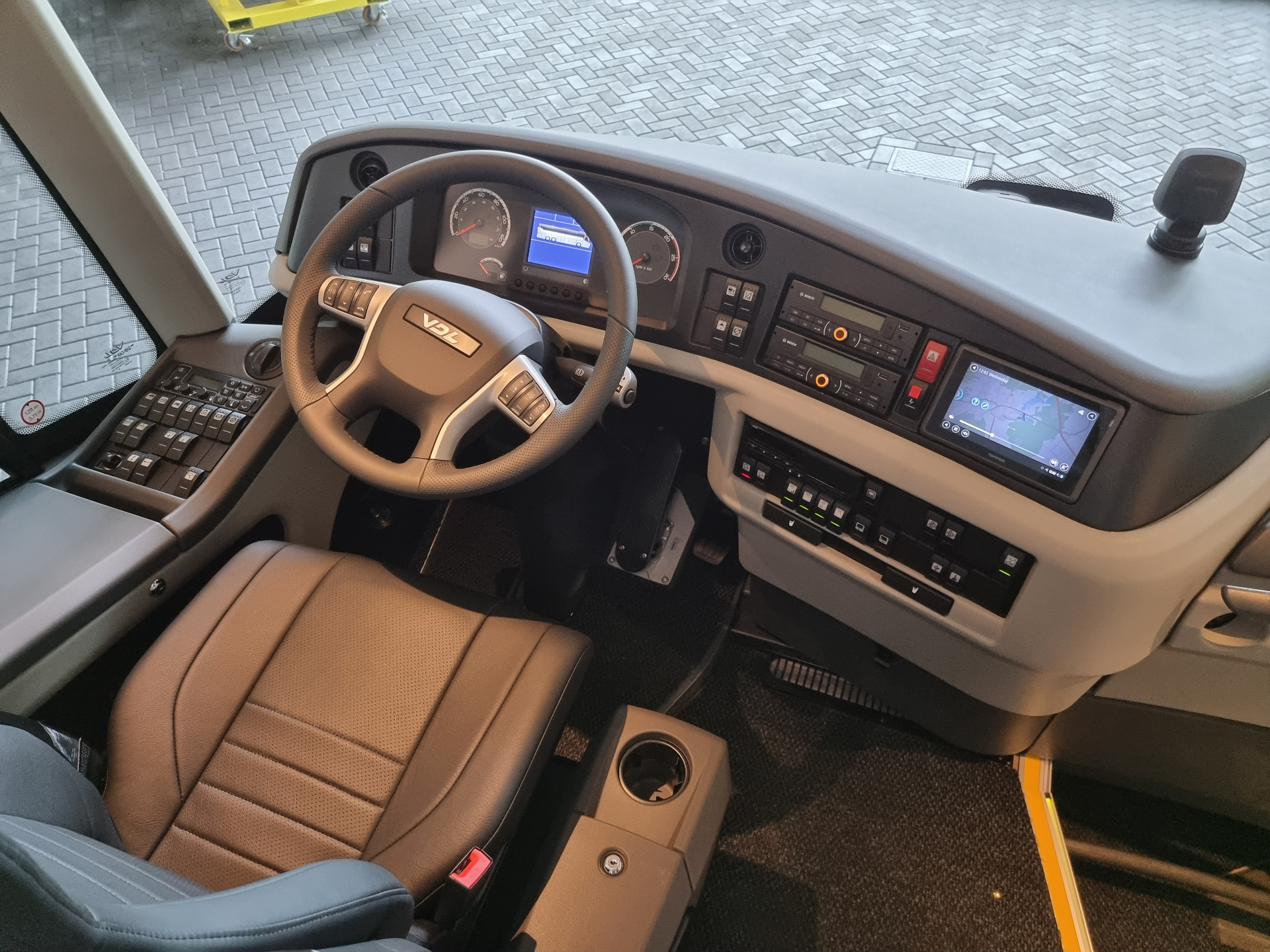 VDL chauffeurscockpit met cognac stoel