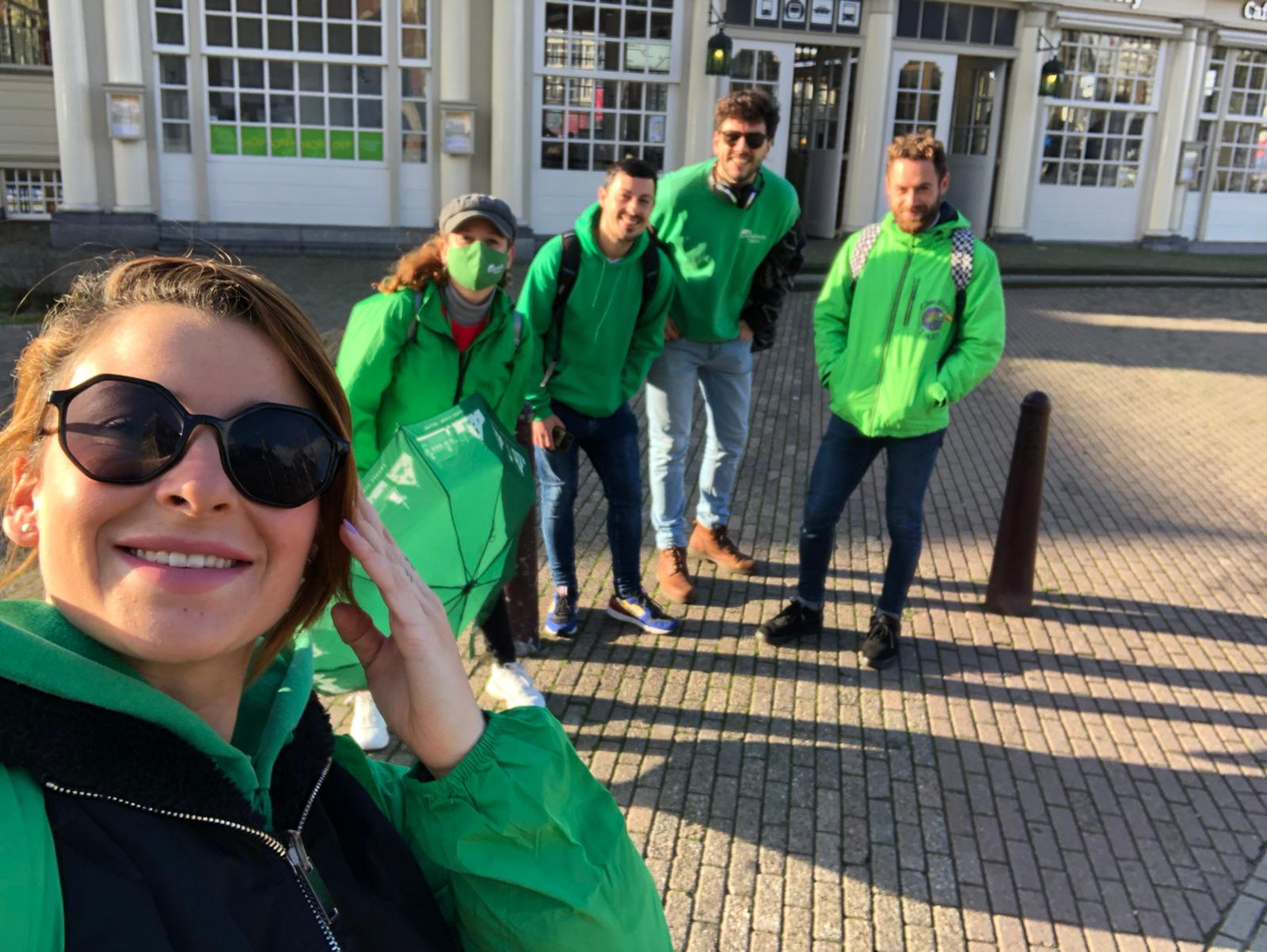Team Camaleon Tours in groene jassen in Amsterdam