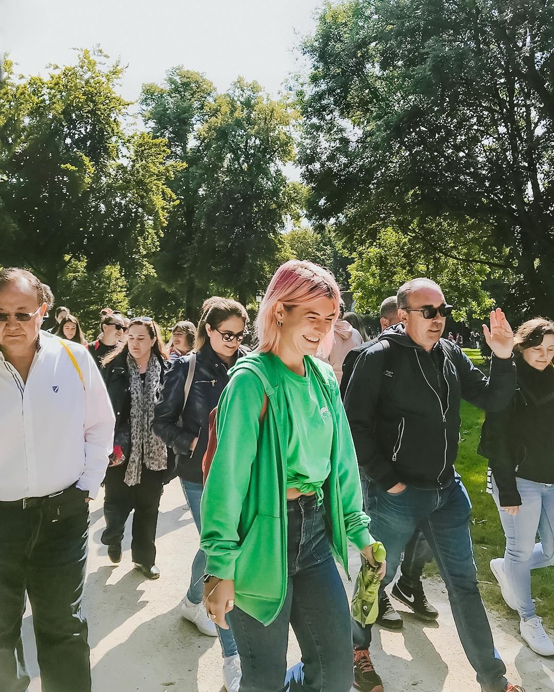 Camaleon-gids met internationale groep tijdens een wandeling