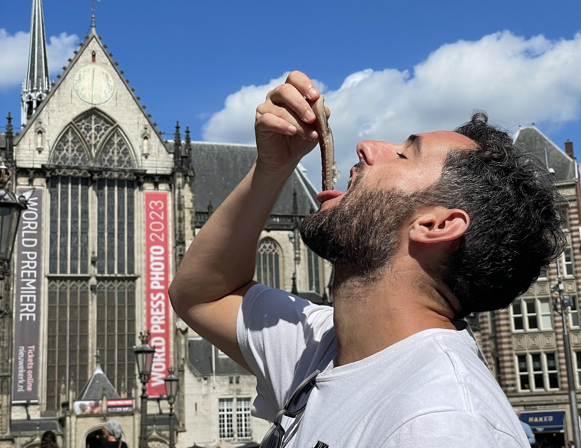Deelnemer tijdens een Amsterdamse food-ervaring